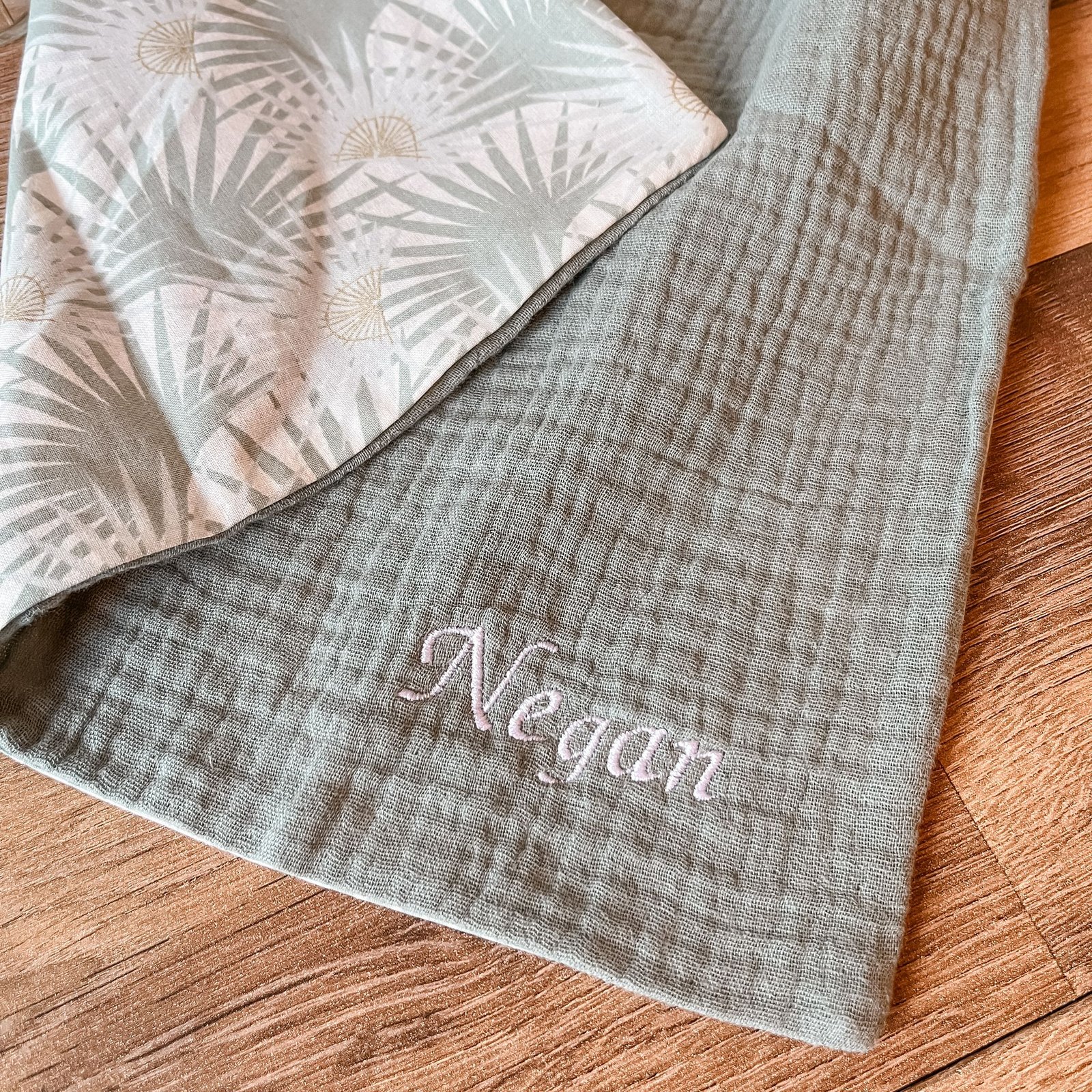 Serviette de cantine brodée – 3 coloris au choix – Image 5