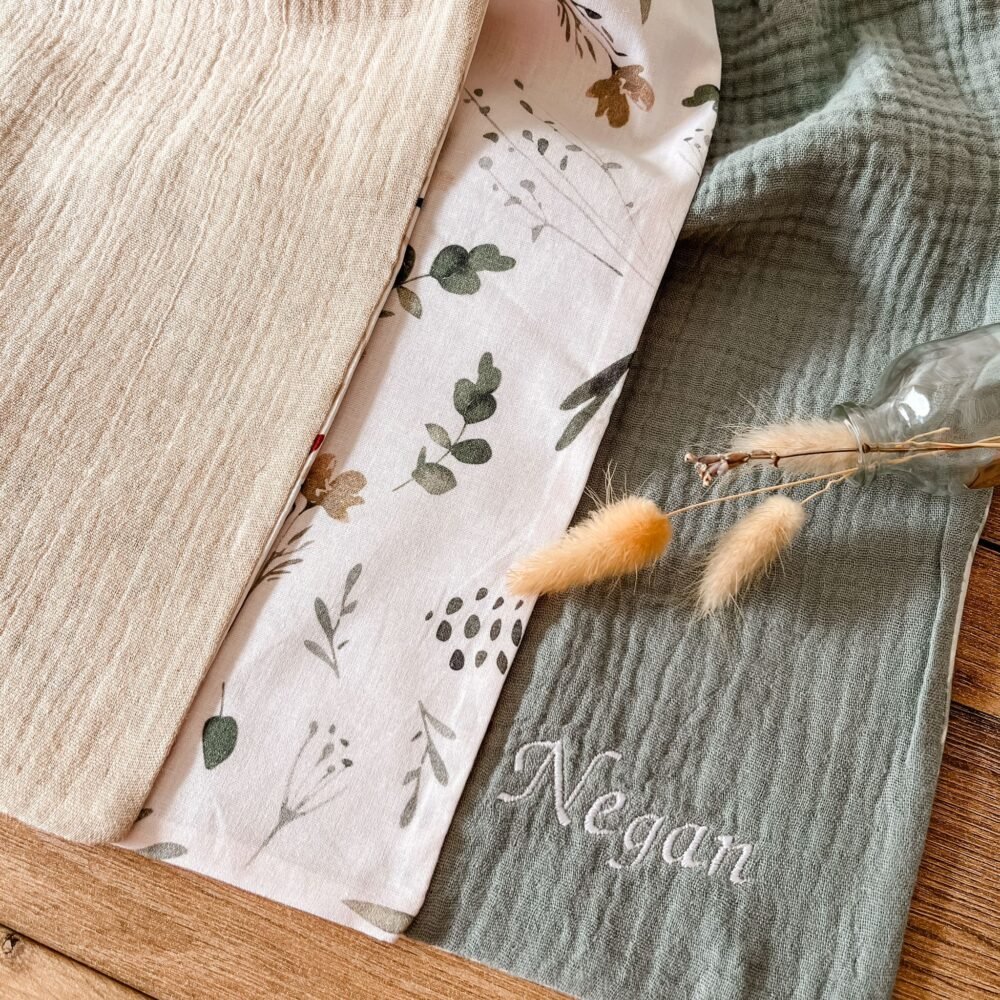 Serviette de cantine brodée – 3 coloris au choix